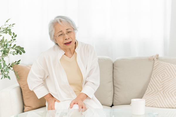 股関節痛に悩む高齢女性